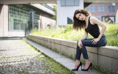 Кудрявая девушка