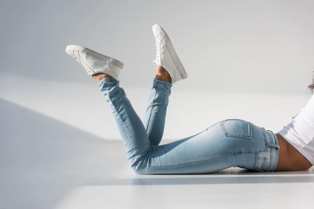 Девушка в джинсах