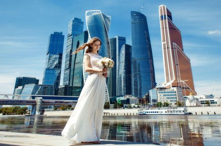 Девушки на фоне небоскребов