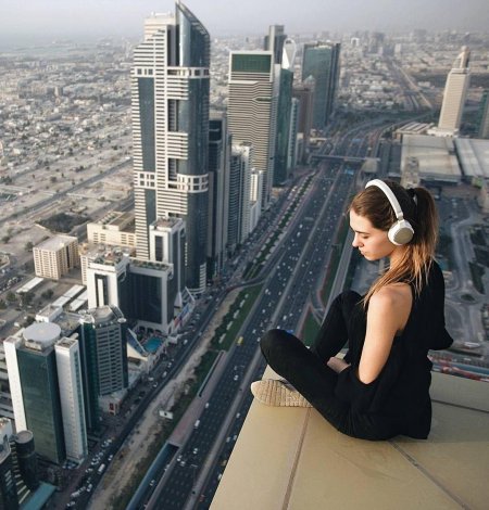 Девушка на крыше