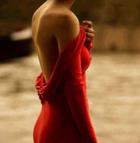 Брюнетка в красном платье