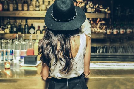 Женщина в баре