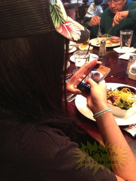 Девушка в ресторане без лица