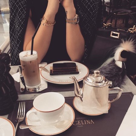 Девушка в кафе без лица