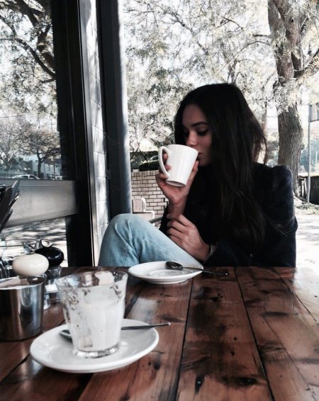 Брюнетка с кофе