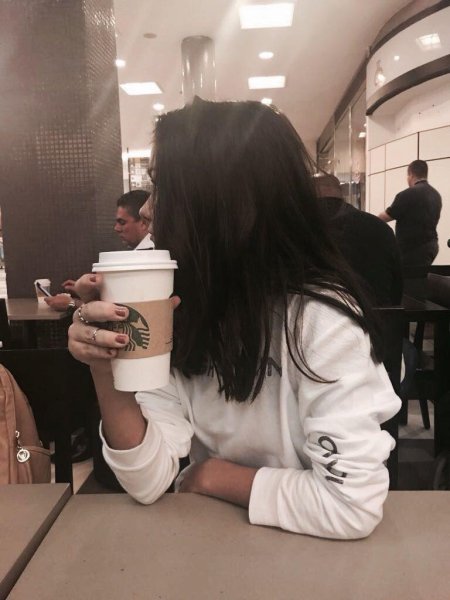 Девушка в кафе без лица