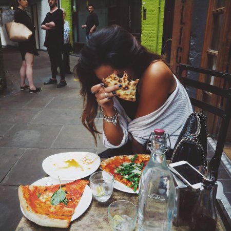 Девушка в ресторане