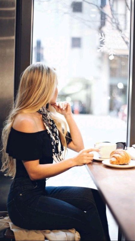 Блондинка в кафе