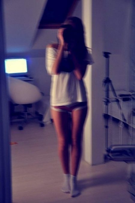 Брюнетка в зеркале без лица