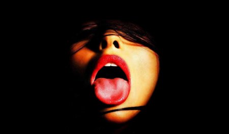 Девушка с высунутым языком