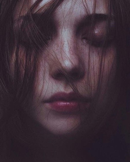 Девушка плачет