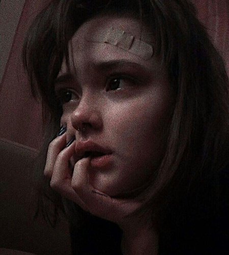 Плачет девушка