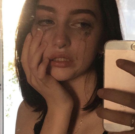 Плачущая девушка