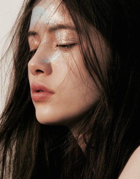 Девушка плачет