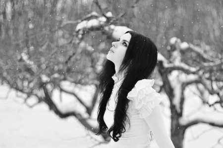 Девушки на фоне зимы