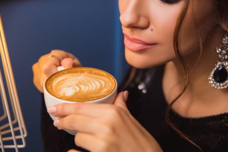 Девушка с капучино