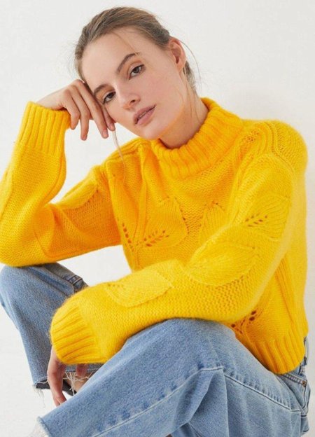Желтый свитер
