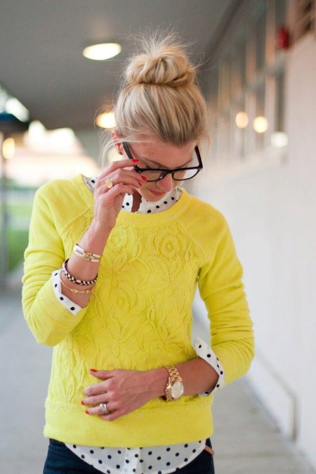 Желтый свитер