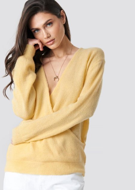 Желтый свитер