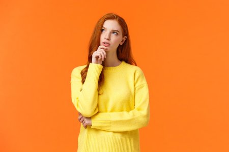 Желтый свитер