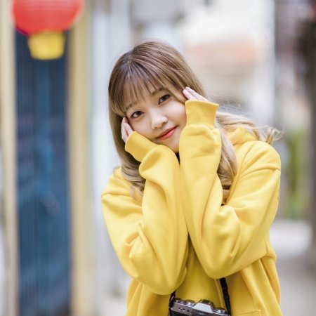 Девушка в желтой куртке