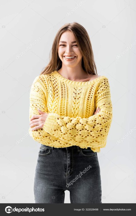 Желтый свитер