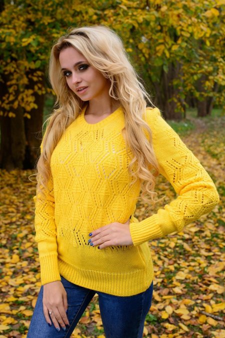 Желтая вязаная кофта