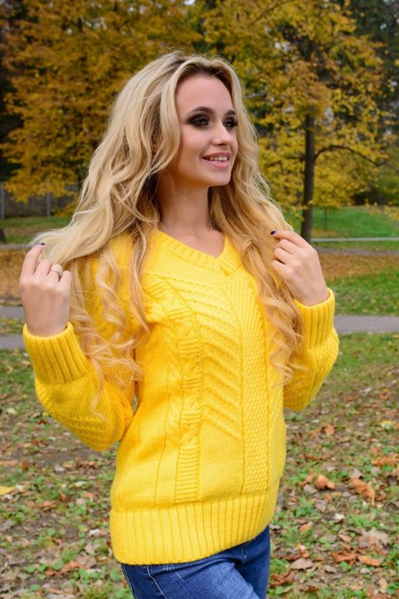 Желтый свитер