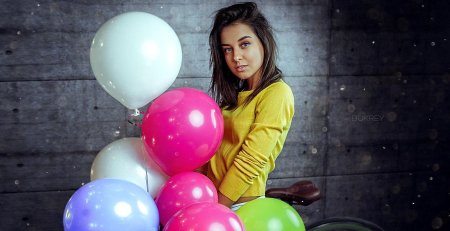 Девушка с воздушными шарами
