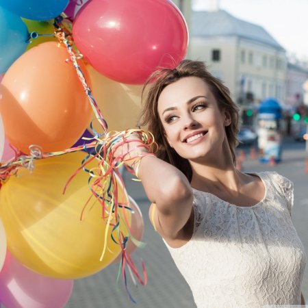 Девушка с воздушными шарами