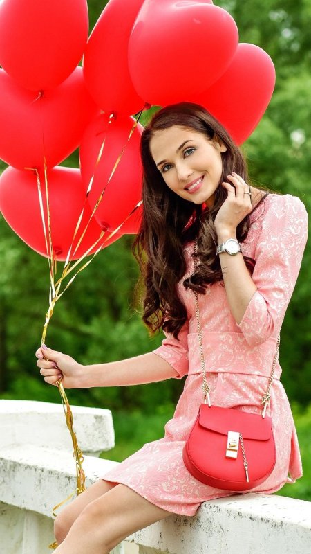 Девушка с шарами воздушными