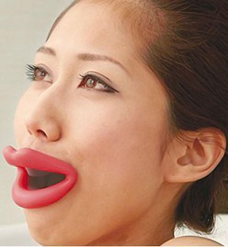 Девушки с вытянутыми языками