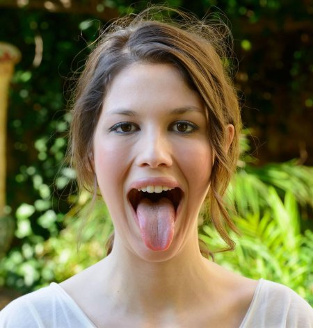 Девушка с высунутым языком