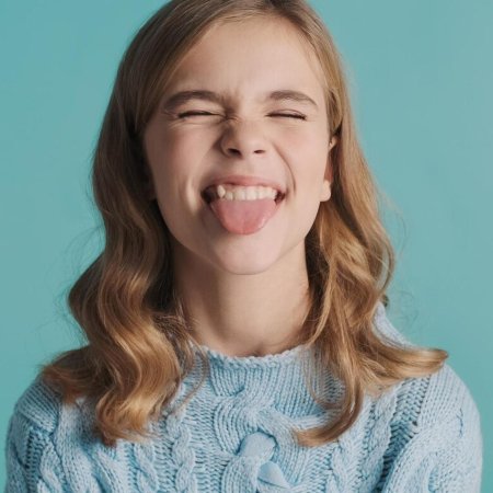 Девочки подростки с вытянутым языком