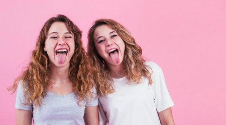 Девушки с вытянутым языком