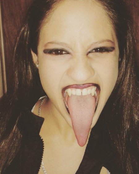 Красивые девушки с длинными языками