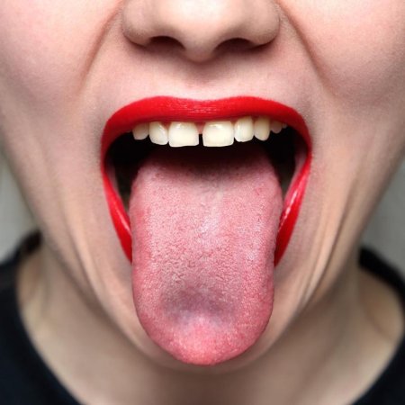 Открытый рот с языком