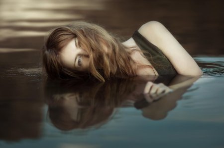 Отражение девушки в воде
