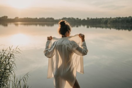 Девушка в воде в белой рубашке