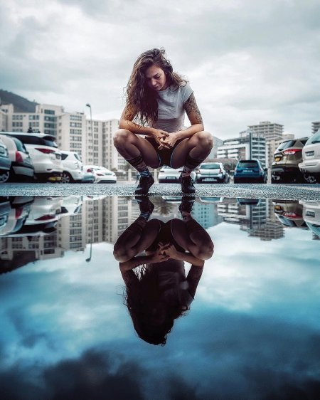 Отражения девушек в воде