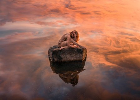 Девушка на камне