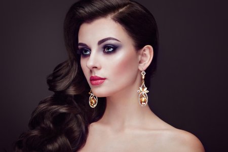 Серьги на девушке