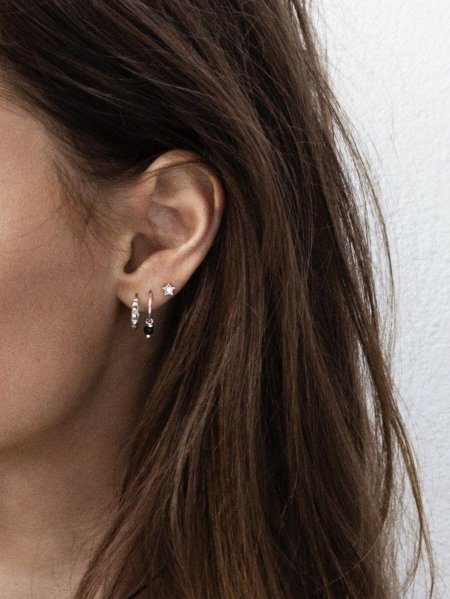 Серьги на девушках