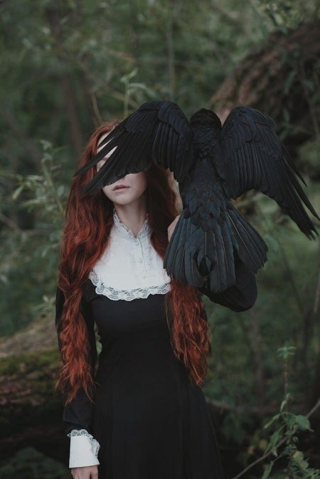 Девушка с вороном