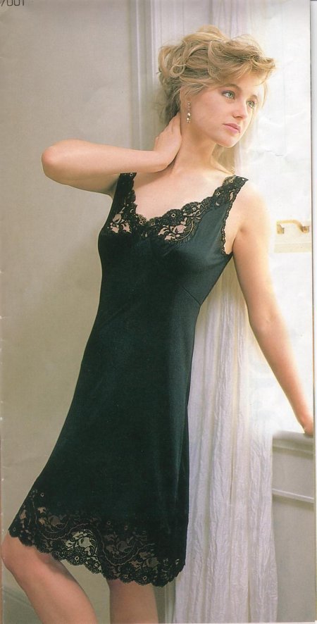 Женщина в комбинации