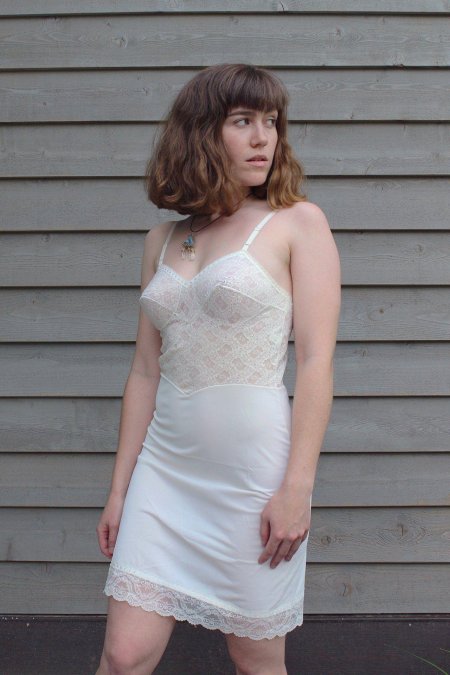 Женщина в комбинации