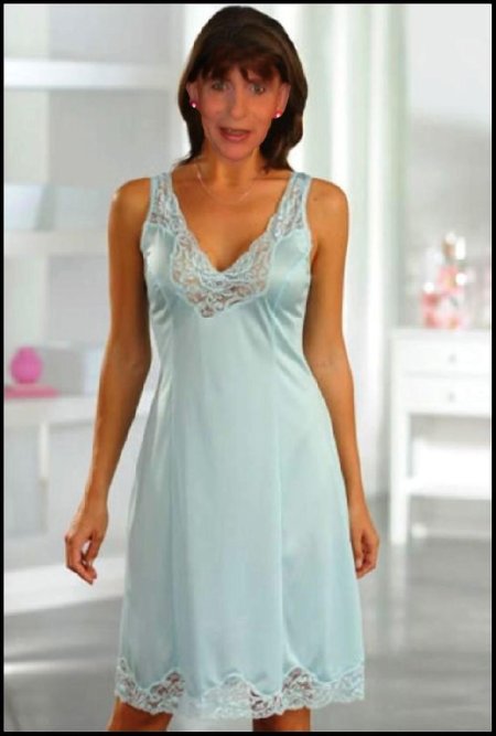 Женщина в комбинации