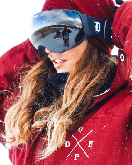 Девушка в горнолыжной маске