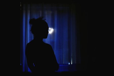 Девушка в темноте