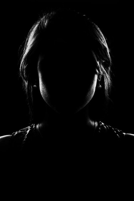 Силуэт девушки в темноте